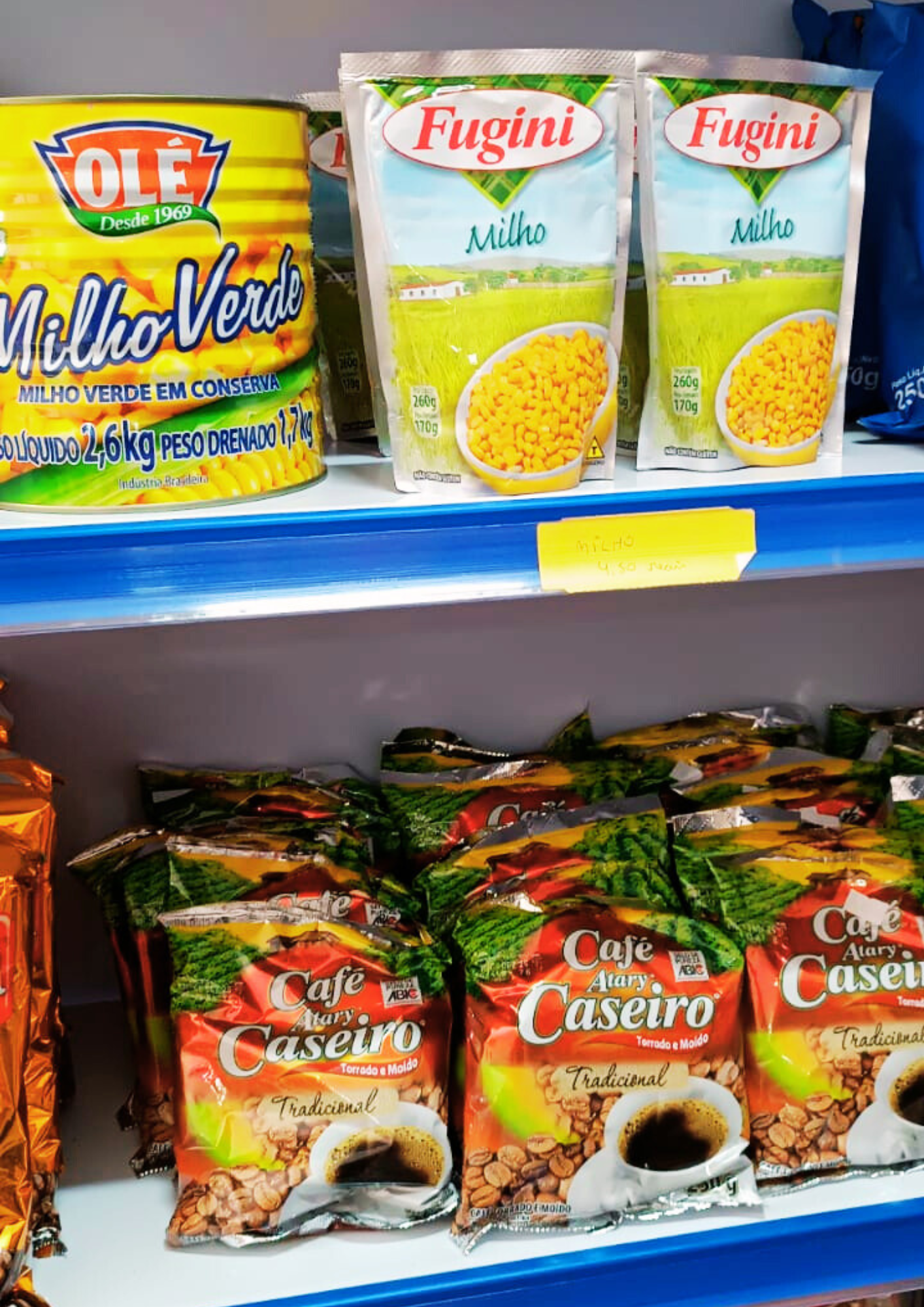 foto de uma prateleira com produtos do mercado interno, a qualidade modificada no canva.